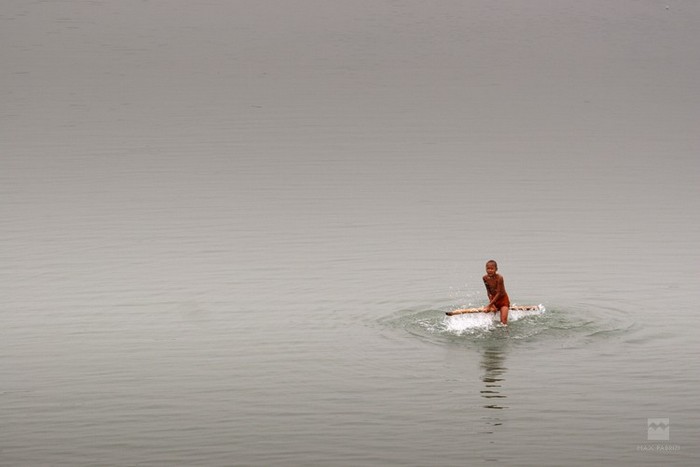 Jumping in the water, copyright Massimiliano Fabrizi