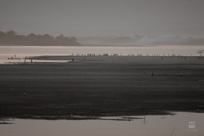 Low tide gathering, copyright Massimiliano Fabrizi
